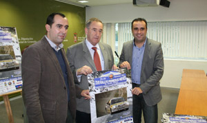 El diputado delegado de Deportes, Francisco Rodríguez (dcha.) posa con el cartel