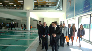 Las autoridades locales visitan el centro deportivo