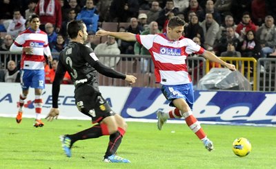 Siqueira, en una acción durante el último partido ante el Mallorca. (BALDOMERO)
