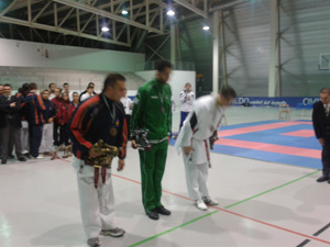 Adrián Martínez recibiendo su medalla de plata