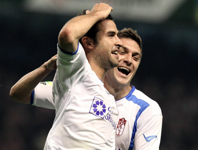 Íñigo celebra con Siqueira el tanto en San Mamés (LAOPINIONDEGRANADA.ES)