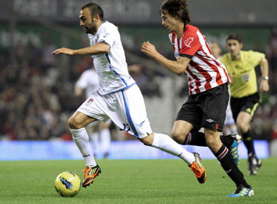 Martins avanza con el balón en una acción del partido (LAOPINIONDEGRANADA.ES)