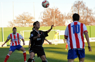 El visitante Toni disputa un balón ante varios rivales 