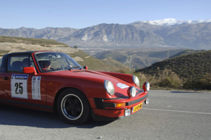 Un Porsche 911 recorre uno de los tramos del rally
