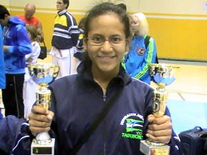 Romina Farias posa junto a los trofeos conseguidos