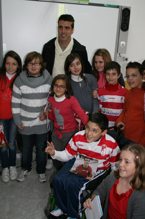 Lucena junto a Francisco Reche y varios alumnos del centro