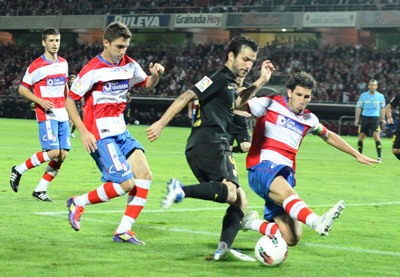 Diego Mainz y Siqueira frenan a Cesc Fábregas. (BALDOMERO)