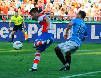 Fran Rico dispara a meta en un partido frente a Osasuna (BALDOMERO)