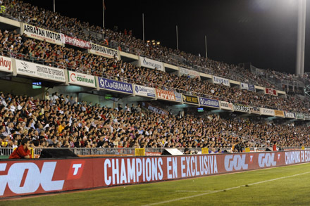 Aficionados rojiblancos en la grada en el partido ante el At. Madrid (BALDOMERO)