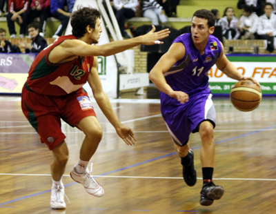 Cobos en una acción del encuentro (PALENCIA BALONCESTO)