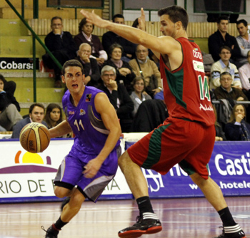 Coego en una acción del encuentro ante Palencia (PALENCIA BALONCESTO)