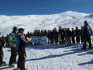 Momento del acto antes de realizar el descenso por Borreguiles
