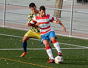 El jugador rojiblanco intenta proteger el esférico