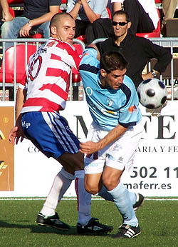 Altuna pugna por el balón con un rival (GRJ)