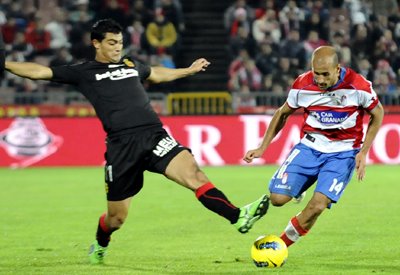 Mikel Rico, en una acción del partido suspendido ante el Mallorca. (BALDOMERO)
