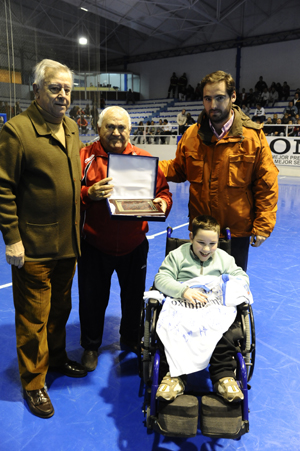 Momento en el que Manuel López recibe el homenaje