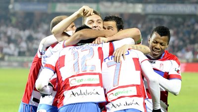 Los jugadores rojiblancos celebran el gol de la última victoria. (BALDOMERO)