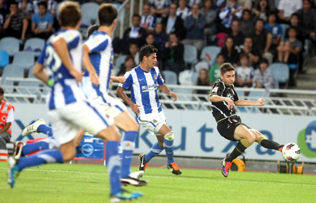 Siqueira encarando a la defensa txuri urdin (ARCHIVO)
