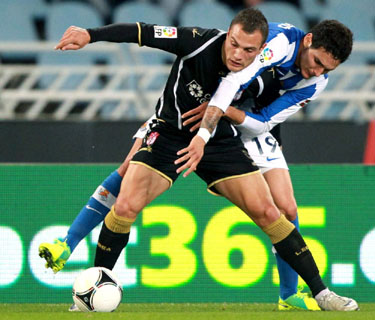 Mollo, que jugó como titular, en una acción del partido (LAOPINIONDEGRANADA.ES)
