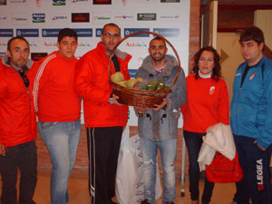 Martins posa junto a miembros de la peña y la cesta recibida