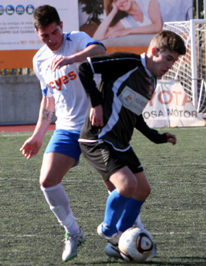 Álvaro Santos disputando un balón (JESÚS HURTADO)