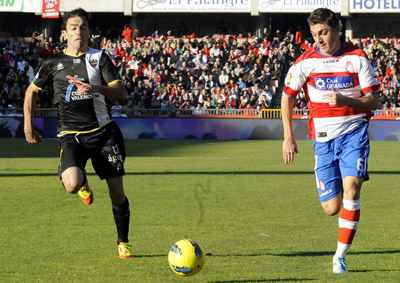 Siqueira sube el balón por la izquierda ante un rival (BALDOMERO) 