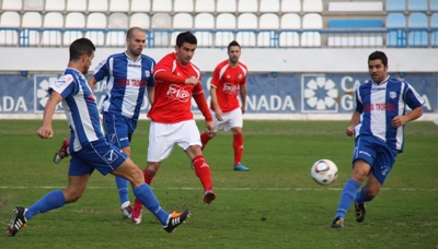 Una jugada del encuentro disputado en el Escribano Castilla. (MUCHODEPORTE)