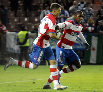 Siqueira, después de anotar el penalti, junto a Ighalo (BALDOMERO)