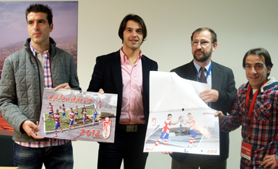 Manolo Lucena posa con el nuevo calendario del Granada (VELASCO)