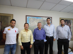 Antonio Murado, (Centro) junto a su familia