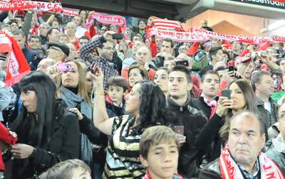 Numerosos aficionados quieren presenciar el partido en el Bernabéu. (BALDOMERO)
