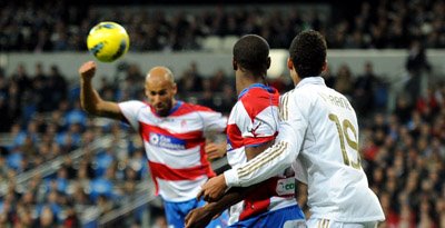 Mikel Rico remata de cabeza en el último encuentro ante el Madrid. (BALDOMERO)