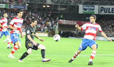 Íñigo López, intentando frenar al futbolista del Barça Leo Messi. (BALDOMERO)