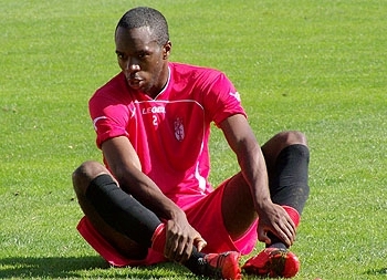 Nyom estira durante un entrenamiento con el equipo. (GRJ)