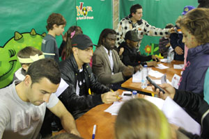 Los jugadores firmando autógrafos en Juveandalus