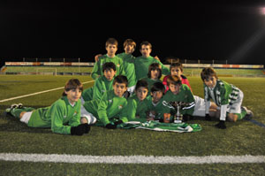 Los béticos posan con el trofeo
