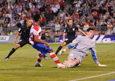 Uche, durante un partido con el Granada CF en Los Cármenes. (BALDOMERO)