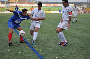 Felipe, presionando a un jugador del Monachil, ha causado baja en el Guadix