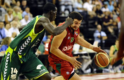 Jesús Fernández penetrando a canasta (Baldomero)