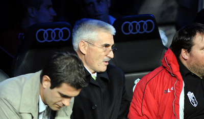 Fabri, preparador rojiblanco, en el banquillo del Bernabéu (BALDOMERO)