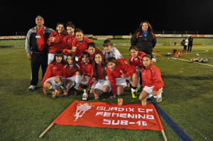 El equipo femenino de Guadix posa con el trofeo conseguido