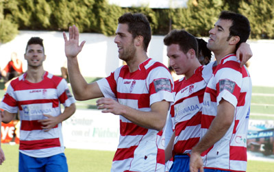 Los jugadores del filial celebrando uno de los tantos (VELASCO)