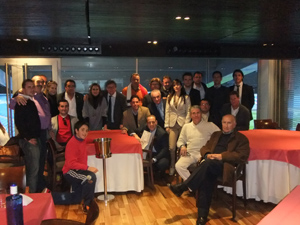Foto de familia en uno de los restaurantes del Santiago Bernabéu