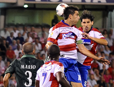 Diego Mainz rematando un centro de cabeza. (BALDOMERO)