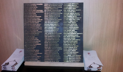 Numerosos aficionados ya han inscrito su nombre en una de las placas