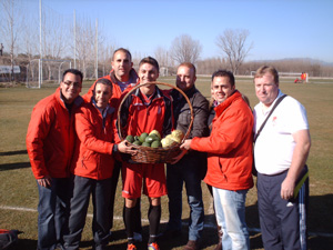 Siqueira en el momento de la entrega de la cesta