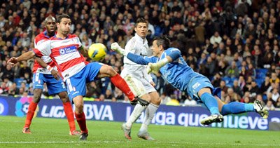 Íñigo López y Roberto en el partido ante el Real Madrid (BALDOMERO)