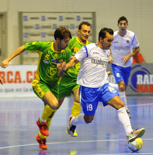 Sergio Galdar conduce el balón