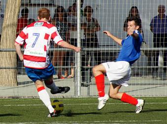 Paquito (Granada B) ante la acometida de un zujaireño