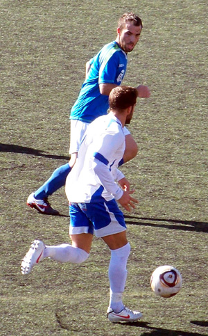 Gato avanza con el balón (CASTILLO)